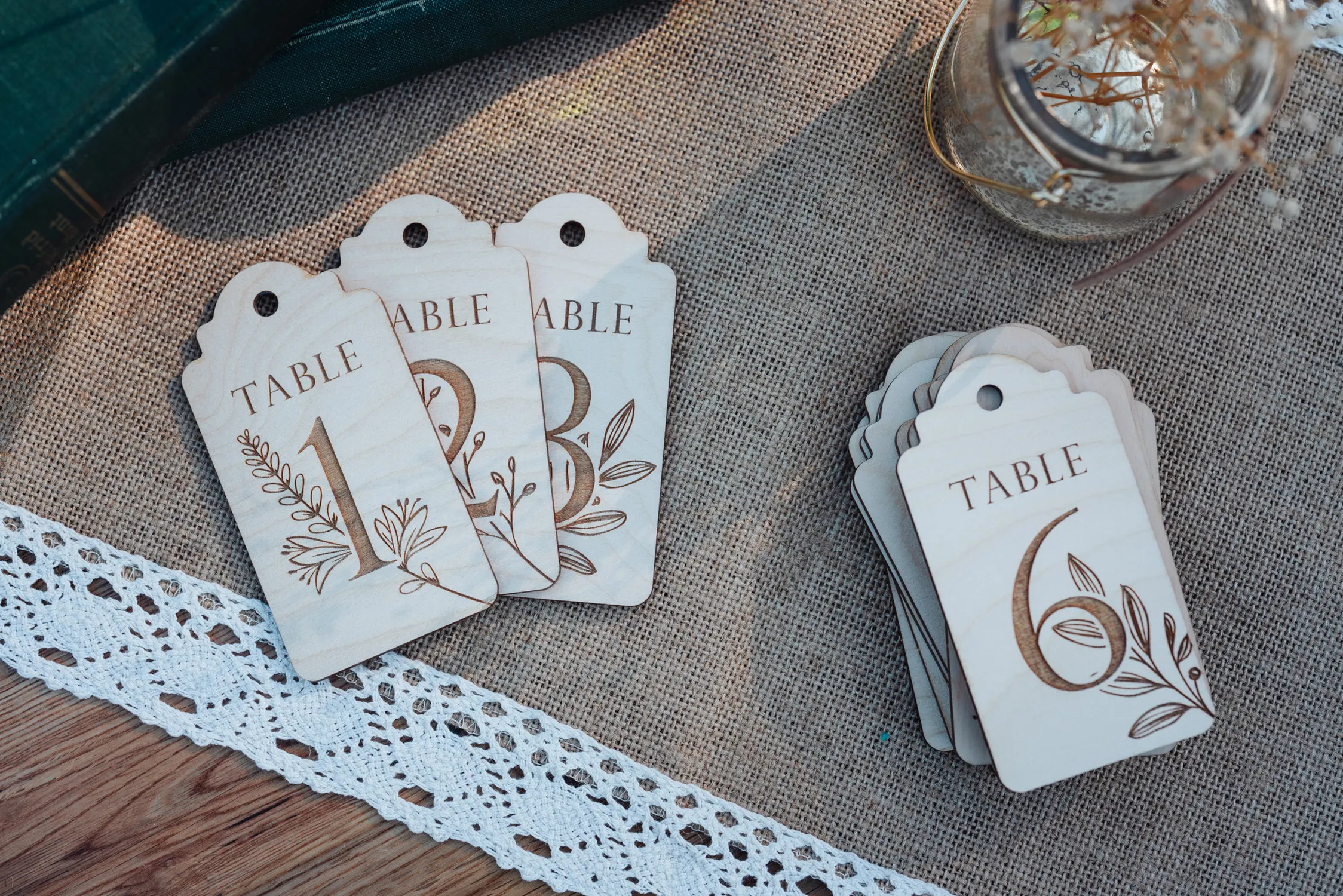 A0202012.webp Laser-engraved oak flower design bottle table numbers with natural wood grain