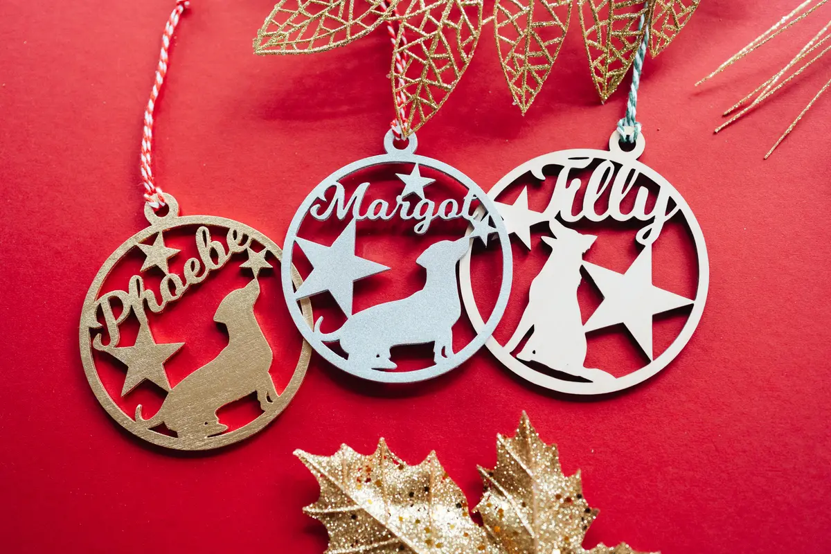 Close-up of the personalised pet bauble engraved detail